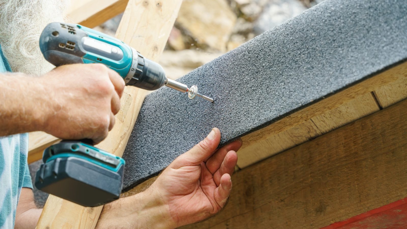 Screw on the roofing felt Screw on the roofing felt